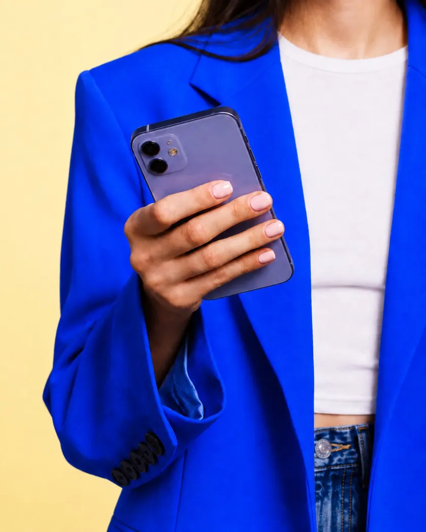 Persona revisando en el móvil el contenido de su negocio en redes sociales